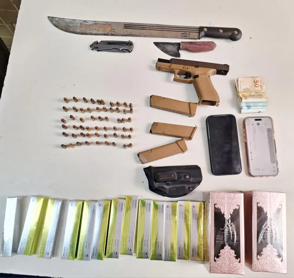 Homem é flagrado portando pistola, munições e facão no Campo Limpo