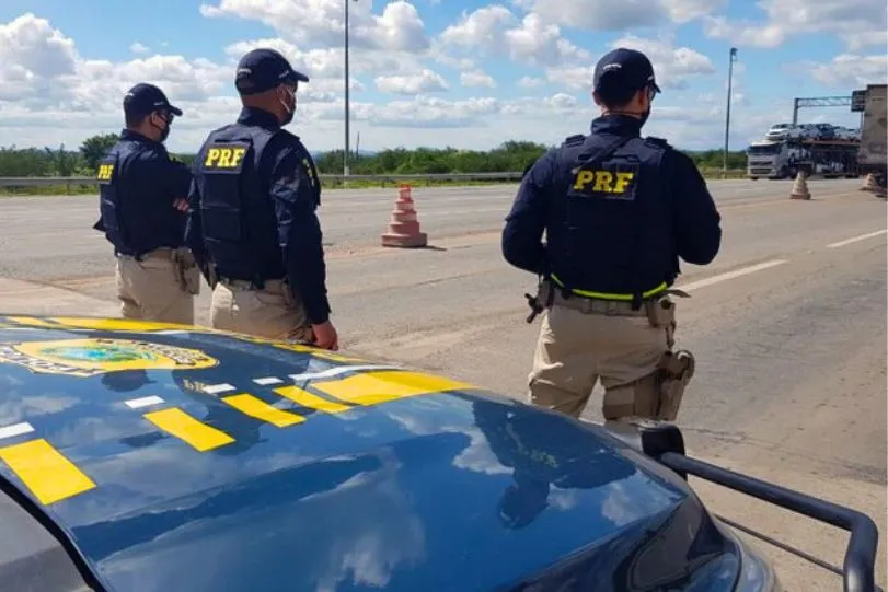 PRF apreende ônibus com licença de viagem falsa e motorista abandona veículo com passageiros em Feira de Santana