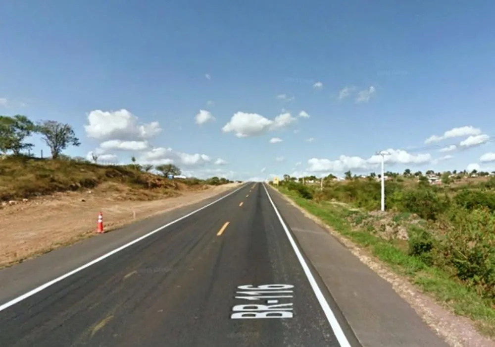 Colisão frontal entre carro e caminhão deixa um morto na BR-116