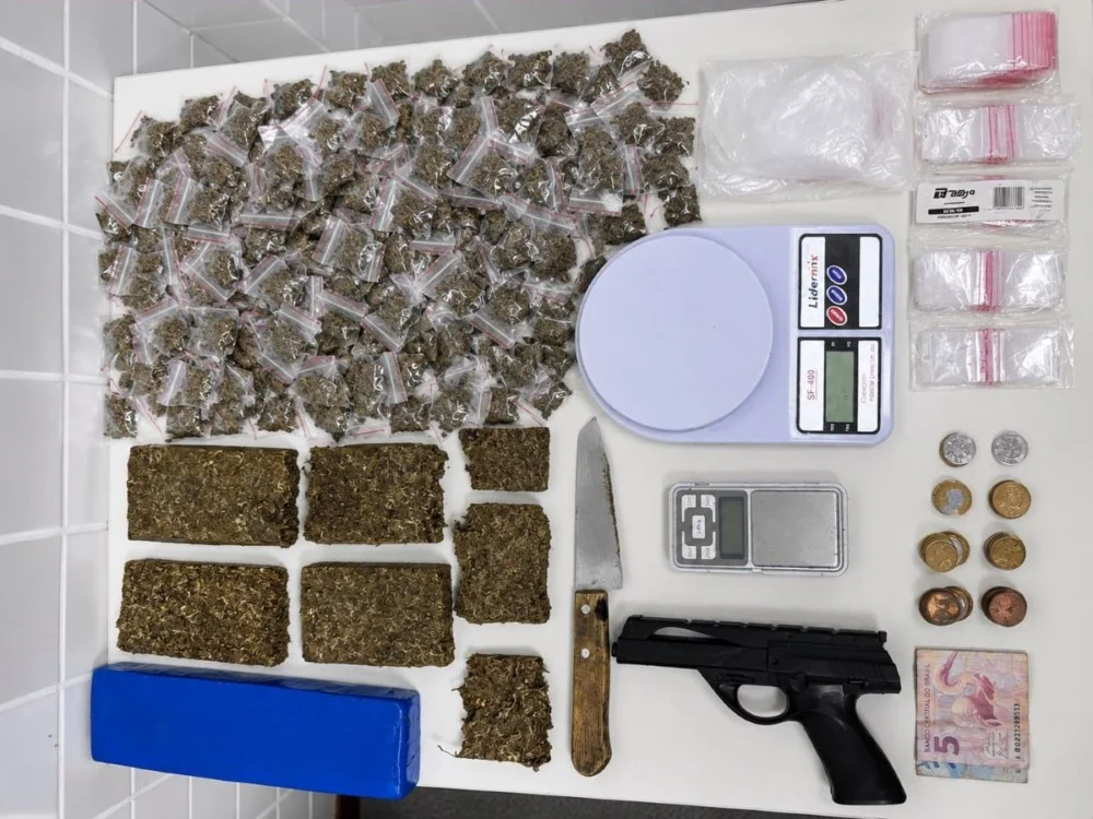 Mulher é presa por tráfico e PM apreende drogas no bairro Rocinha