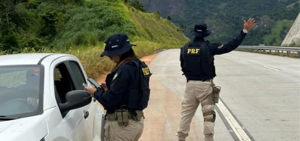 Colisão entre carros na BR-101 deixa dois mortos e cinco feridos no sul da Bahia