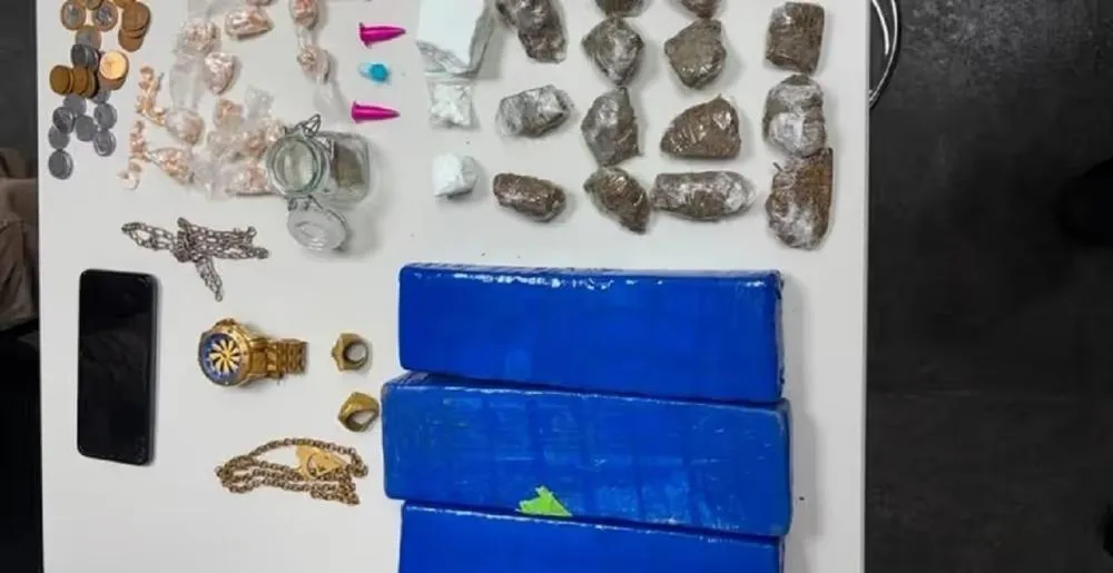 PM apreende cerca de 3 kg de maconha e prende suspeito por tráfico em Feira de Santana