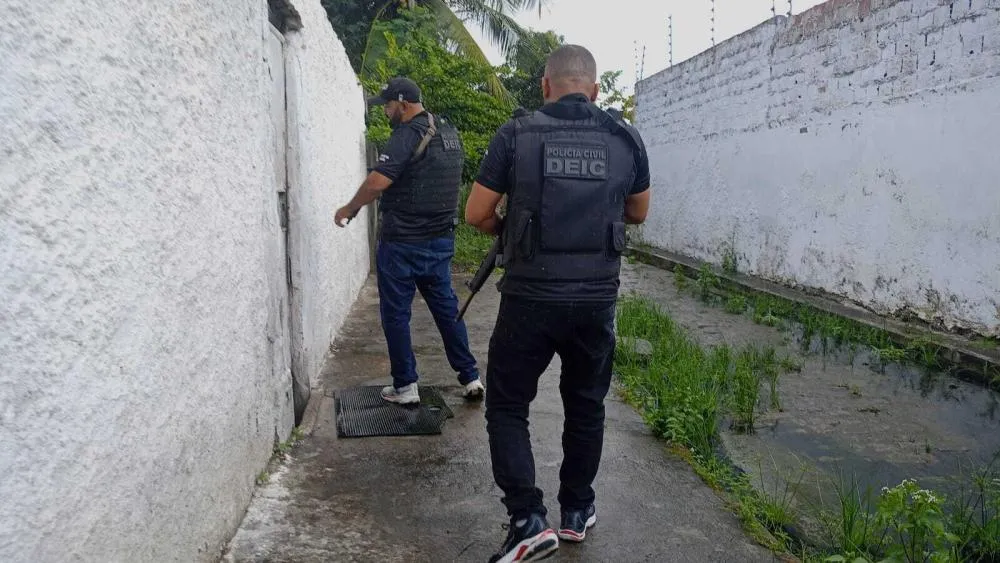 Operação da Polícia Civil resulta em apreensão de drogas e cumprimento de mandado de prisão em Feira de Santana