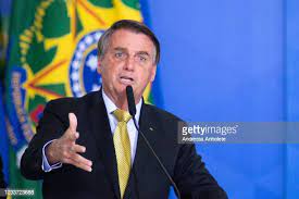 Bolsonaro diz que remédios da Aztrazeneca e Pfizer tem mesmo efeito que 'kit covid'
