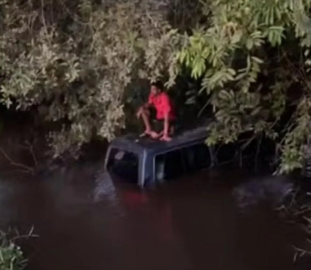 Van com 11 estudantes cai em rio após pane nos freios no interior da Bahia