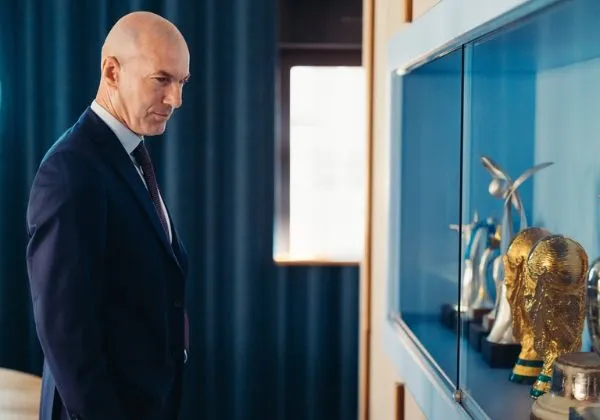 França oficializa a contratação de Zidane para comandar a seleção