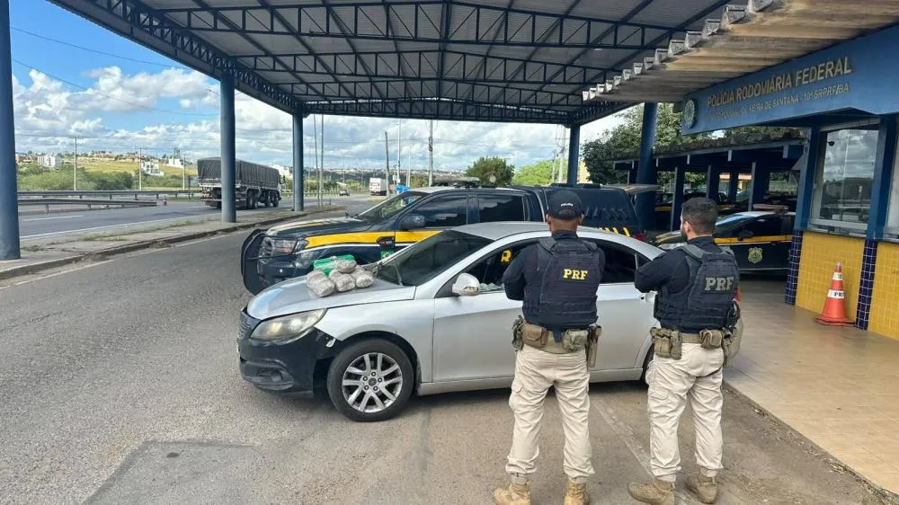 PRF realiza a apreensão de 20 quilos de drogas na BR 116, em Feira de Santana