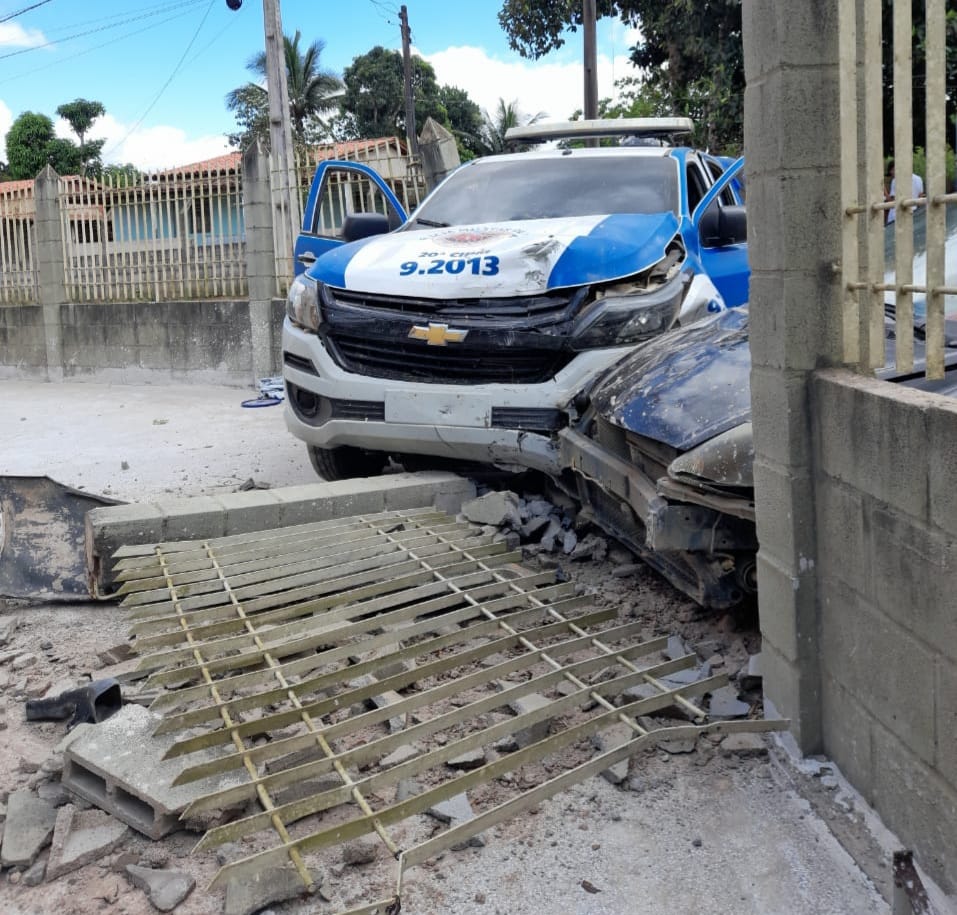 Taxista feirense foi sequestrado e amarrado em matagal de Riachão do Jacuípe: viatura da PM bate em veículo parado..