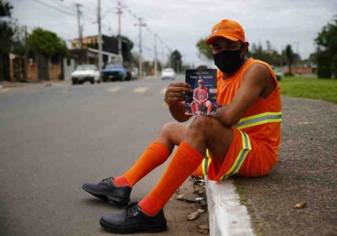 Gari monta biblioteca com livros jogados fora e lança 1º poema