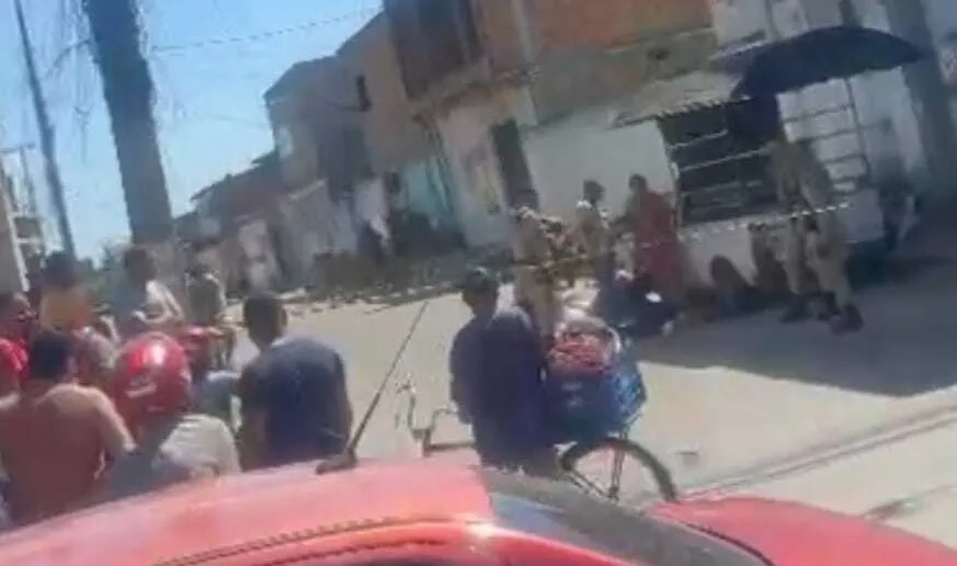 Homem de 27 anos é morto com cinco tiros no Feira VII: Suspeitos foram presos pela PM