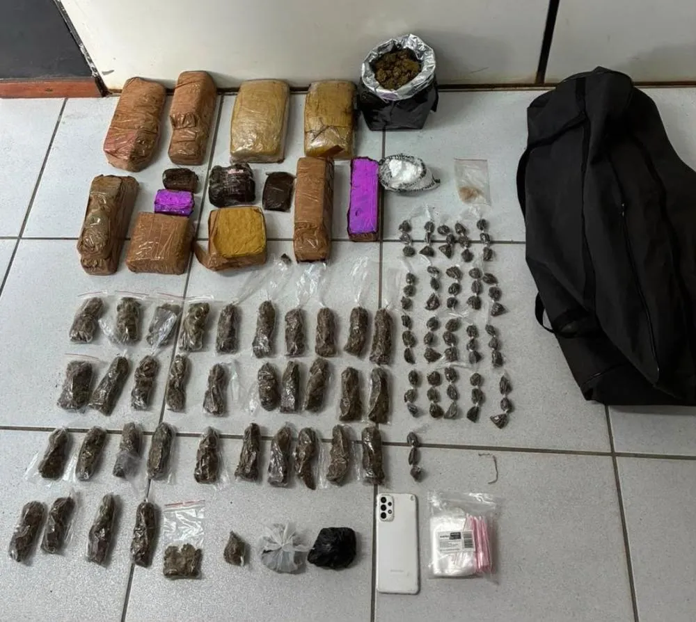 PM apreende drogas e conduz homem à delegacia durante ação no bairro São João, em Feira de Santana