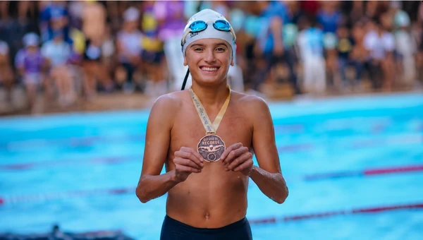 Campeão de natação morre aos 13 anos após passar mal e sentir dor forte nas costas
