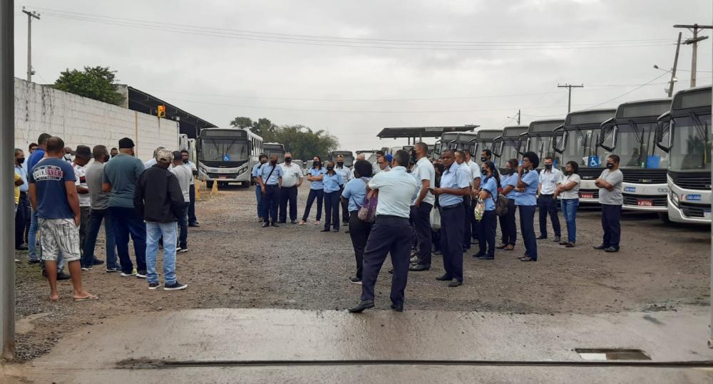 Motoristas e cobradores da empresa São João cruzaram os braços na manhã deste sábado 23