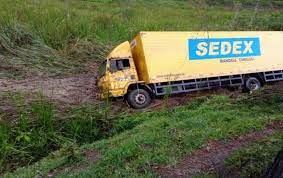 Colisão entra caminhão dos correios e carro de passeio deixa um morto na BR116 em Feira de Santana