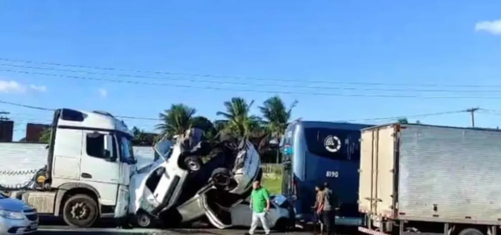 Engavetamento com carreta, cinco carros e ônibus interdita BR-324 em Feira de Santana
