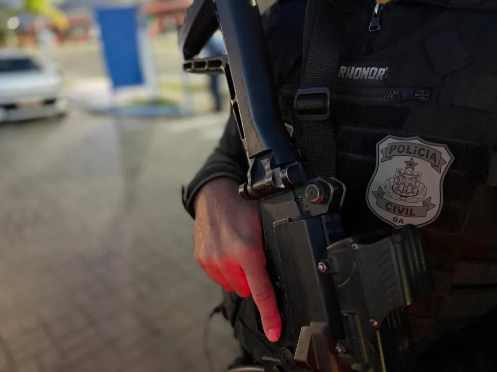 Mulher presa em hotel por tráfico de drogas em Feira de Santana