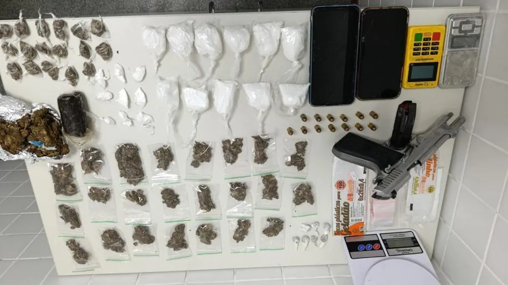 Dupla é presa com arma e drogas em Feira de Santana