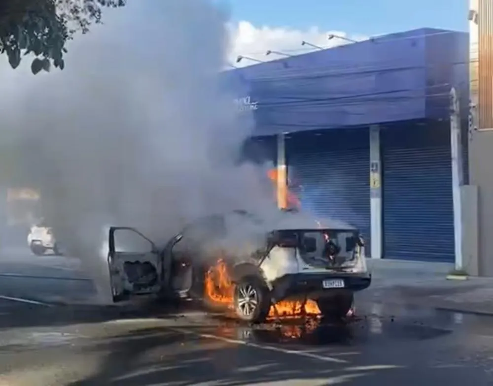 Carro pega fogo na Avenida Maria Quitéria em Feira de Santana
