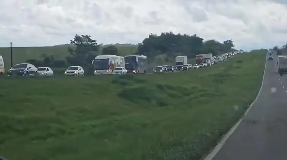 Caminhão tomba, derrama carga e provoca engavetamento entre vários veículos na BR-324