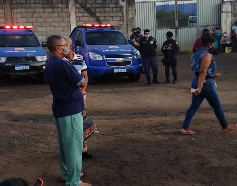 Moradores da zona rural impedem saída de ônibus da rosa