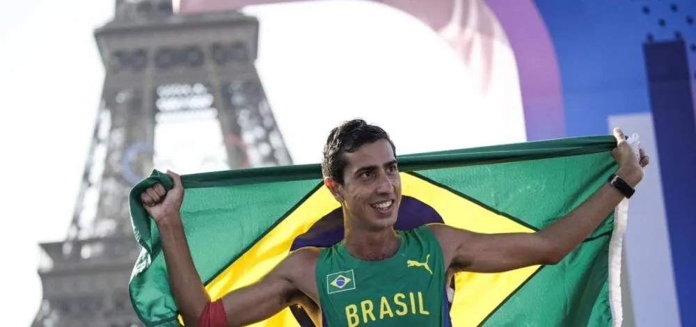 Brasileiro, Caio Bonfim conquista ouro na marcha atlética dos Jogos Sul-Americanos e estabelece recorde