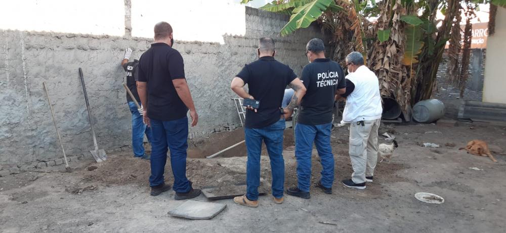 Corpo encontrado enterrado em cova rasa no Jardim Cruzeiro