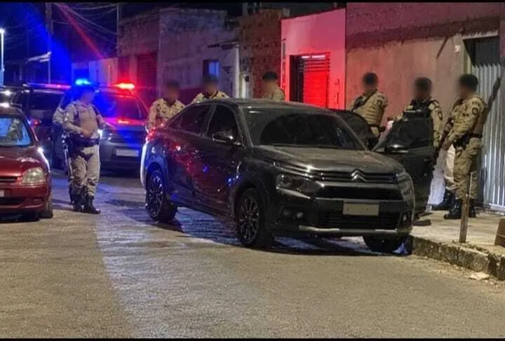 Ataque a tiros mata homem dentro de carro no George Américo, Mulher fica ferida