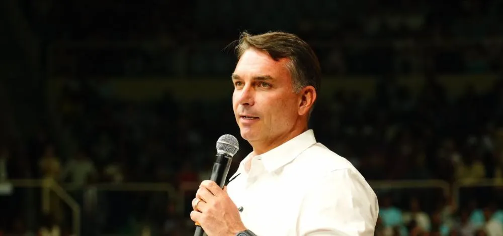 TSE dá 24 horas para Flávio Bolsonaro apagar vídeo enganoso sobre ato de Lula