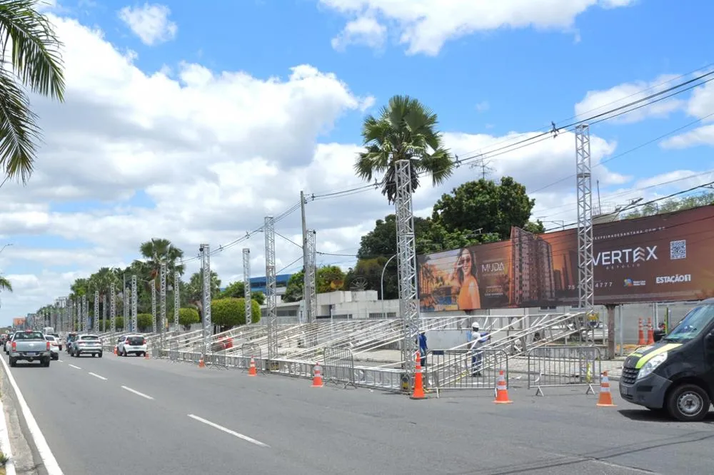 Feira de Santana inicia montagem de camarotes e entra no clima da Micareta 2026