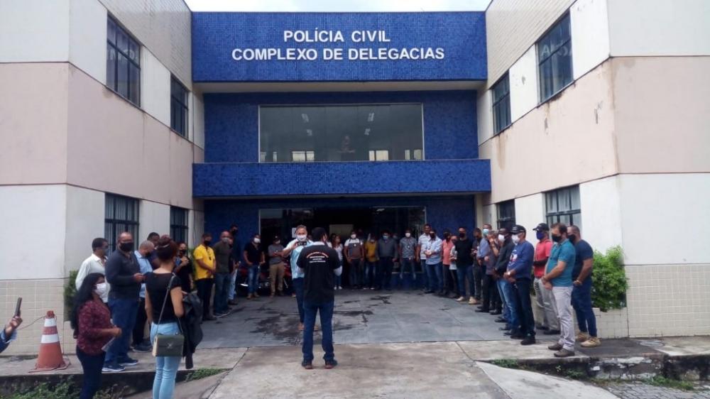 Policiais civis promovem ato em protesto contra a morte de colega