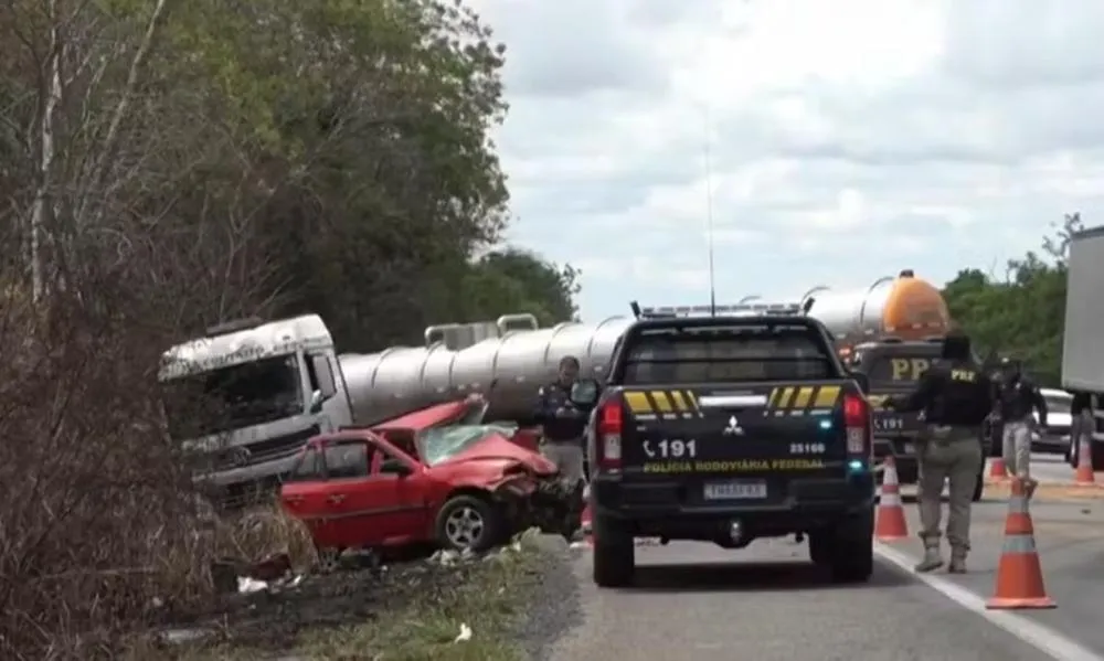 Pai e filho de 4 anos morrem após batida entre carro e três carretas na Bahia