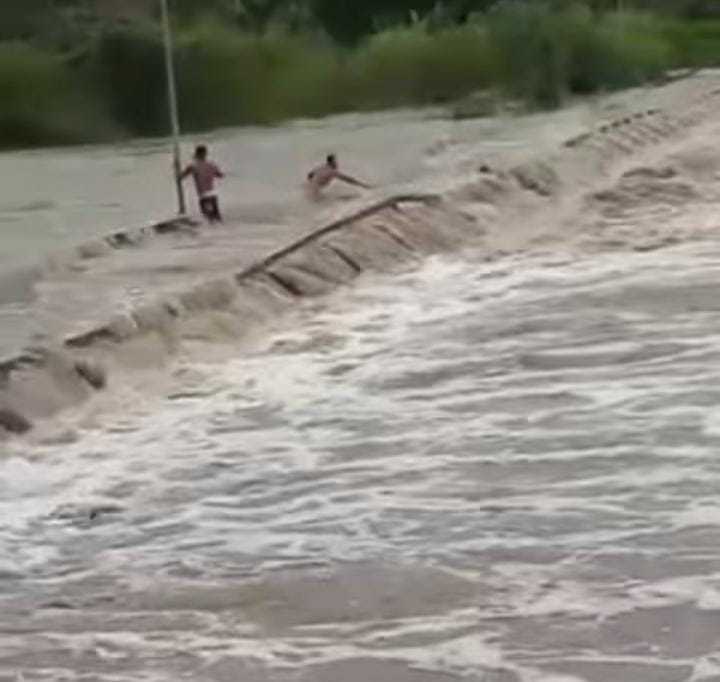 Enxurrada arrasta ambulante na ponte do Rio Branco