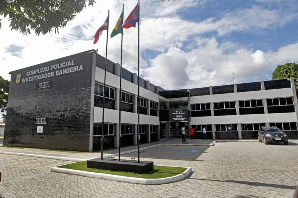 Homem é conduzido à delegacia após ser identificado com mandado de prisão em aberto por homicídio