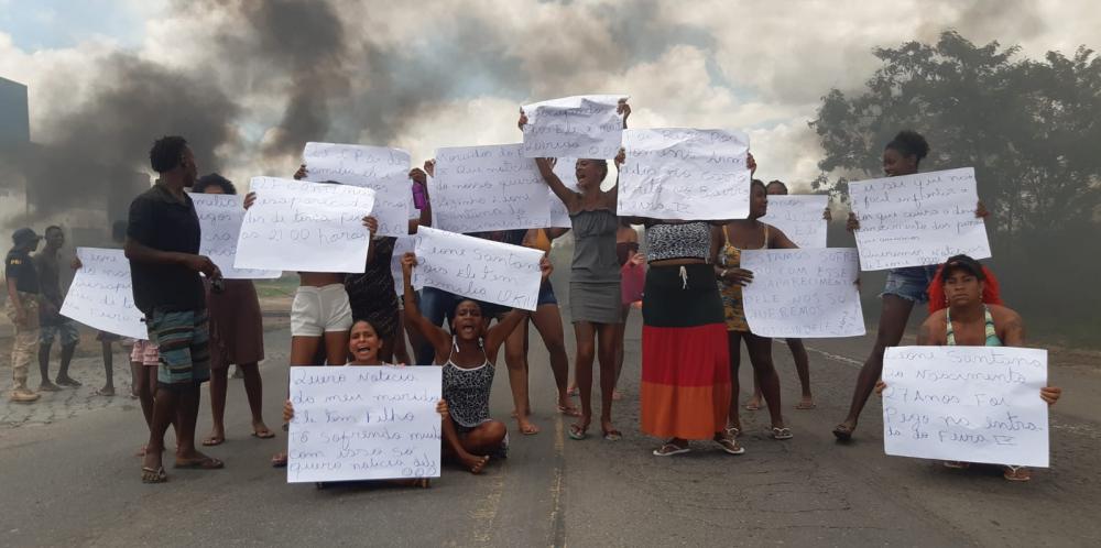 Moradores do Expansão Feira bloqueiam Avenida Contorno.