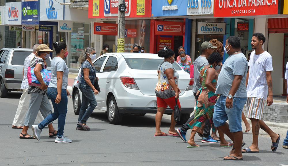 Feirenses têm vacilado e dispensado o uso de máscaras no comércio e centro da cidade