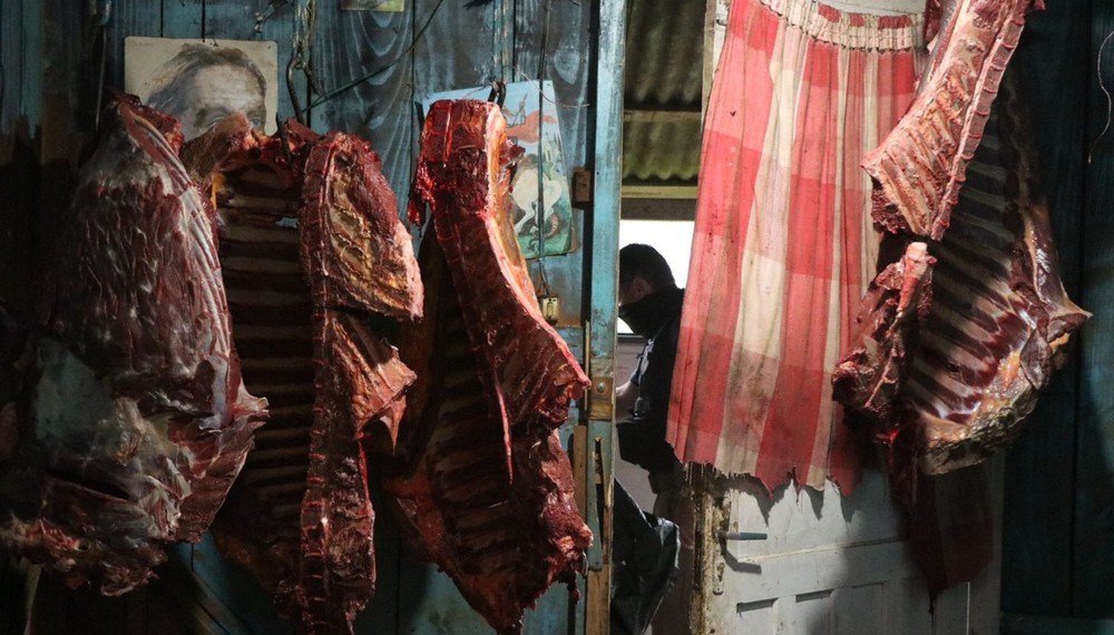 Seis homens são presos acusado de vender carne de cavalo para hamburguerias
