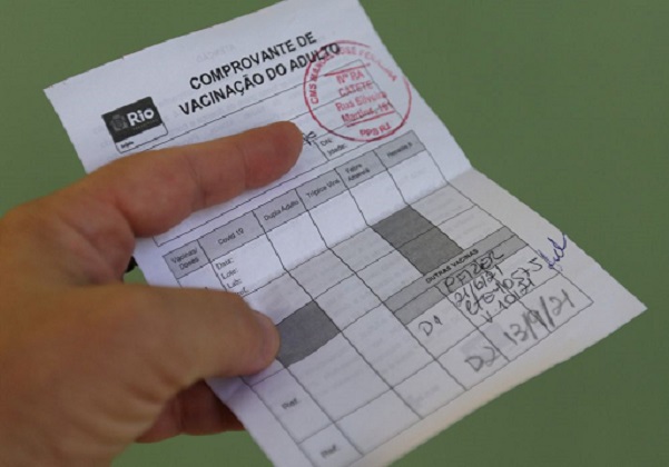 Três jovens são presas acusadas de tentar falsificar vacinação