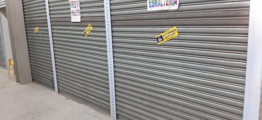 Prefeitura lacra boxe que encontra fechado no Cidade das Compras