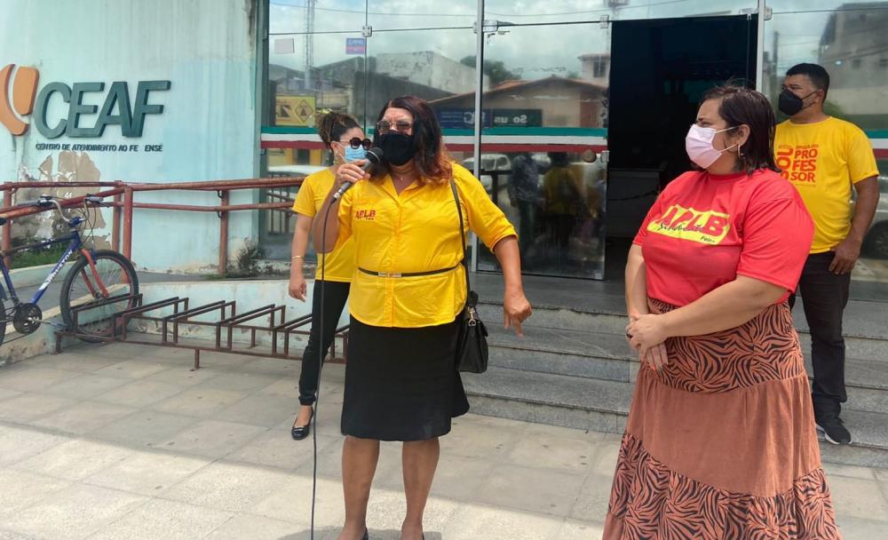 Aplb realiza manifestação para cobrar o pagamento integral dos salários dos trabalhadores em educação do município