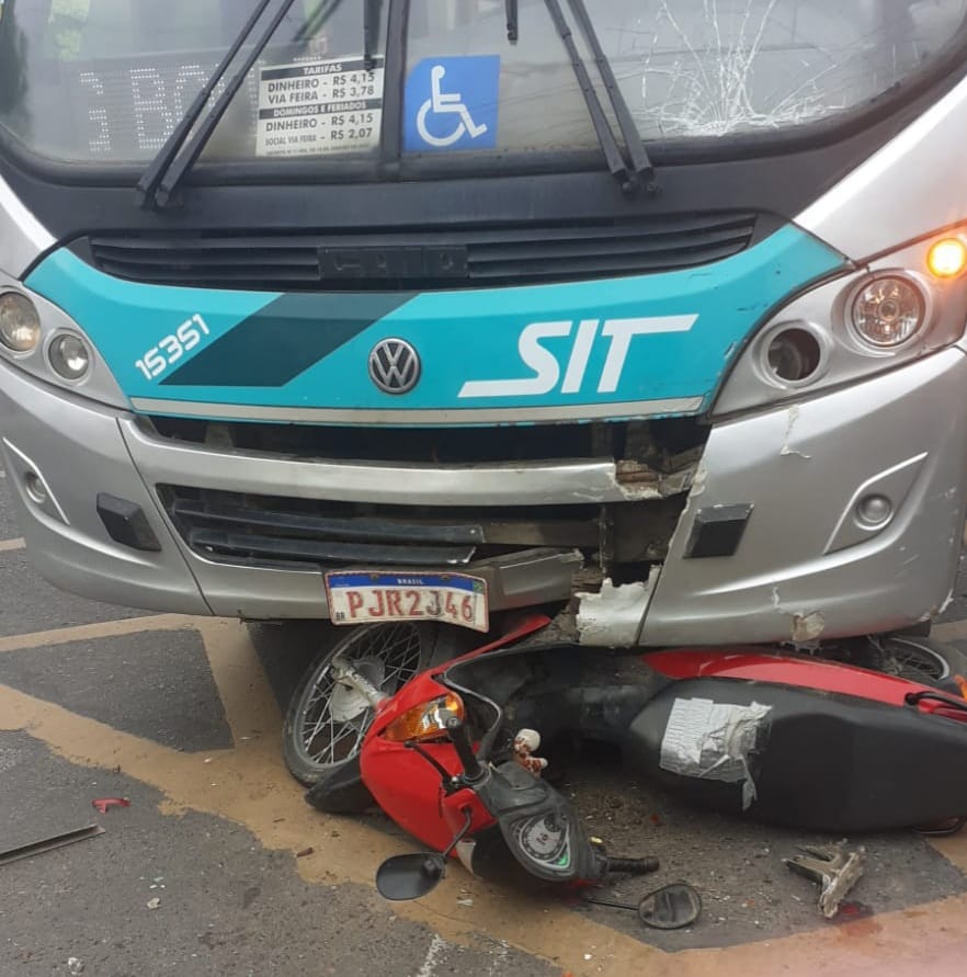 Colisão entre ônibus e moto deixa mulher ferida