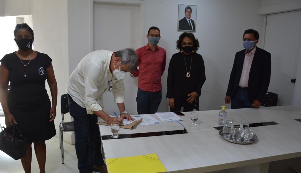 Prefeitura renova convênio com a UEFS para garantir vagas na Educação Básica