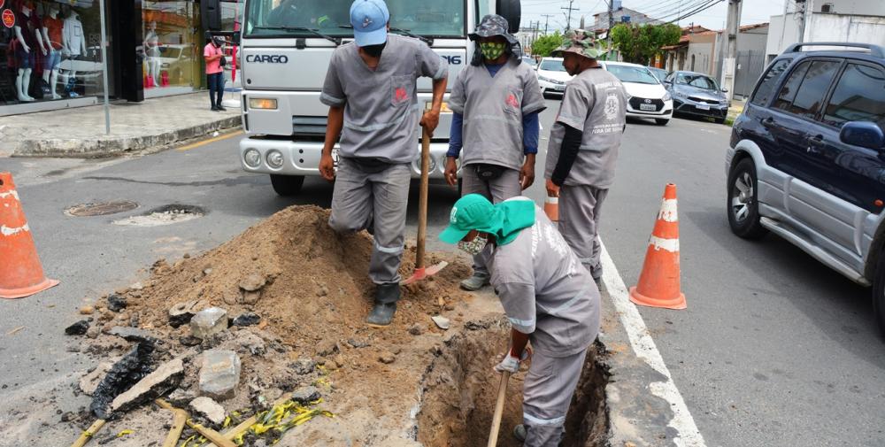 Limpeza e desobstrução de drenagem pluvial estão sendo executados pela Prefeitura