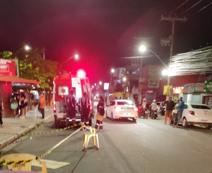 Homem abatido a tiros na praça de alimentação em Feira de Santana.