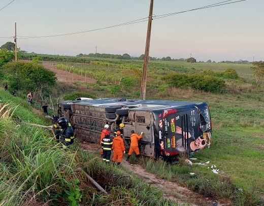 Integrante da banda de Devinho Novaes morre em hospital após acidente com ônibus