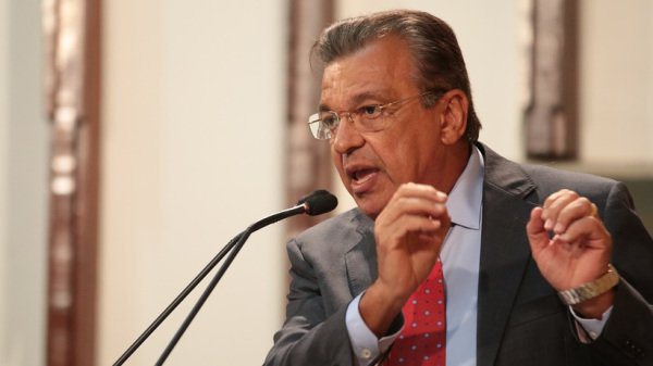 Targino diz que não acompanha apoio do filho a ACM Neto: “vou votar com os candidatos de Rui”