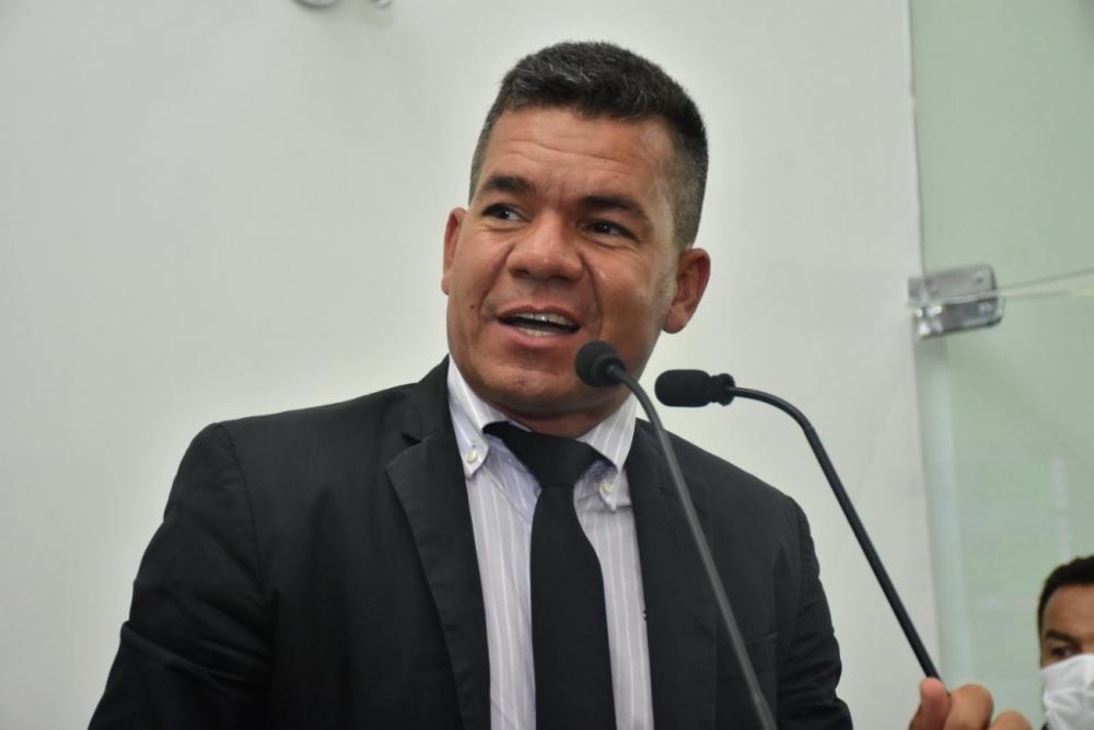 Vereador arrecada cascalho e recupera ruas do Viveiros