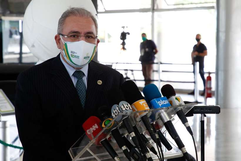 Queiroga a jornalista: 'Distribuí 430 milhões de vacinas e você, nenhuma'