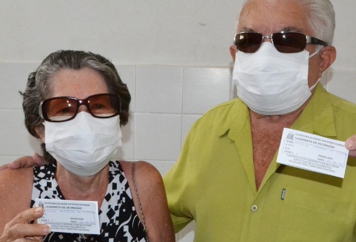 Vacinação leva dose de alegria para idosos em Feira de Santana