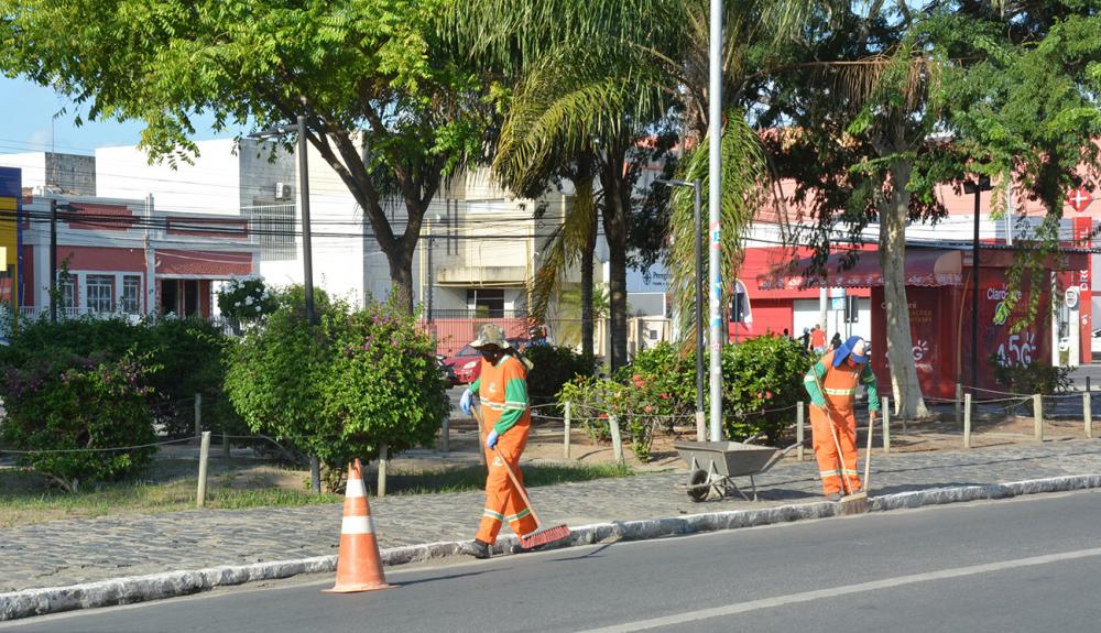 Serviços Públicos realiza mutirão de limpeza no Centro da cidade