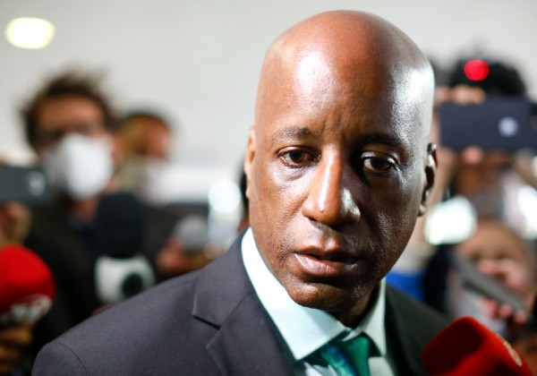 PSOL pede afastamento de Sérgio Camargo após ataque ao congolês Moïse